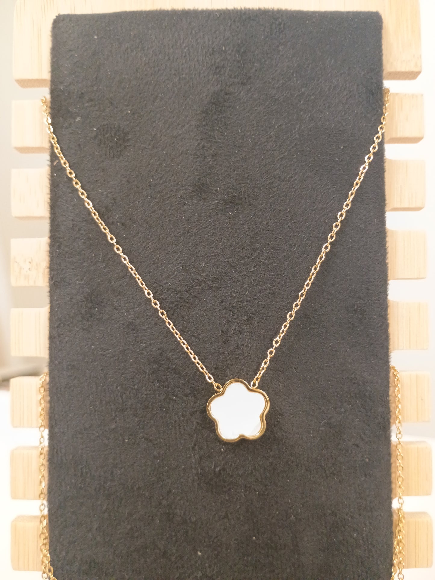 Collier trèffle blanc