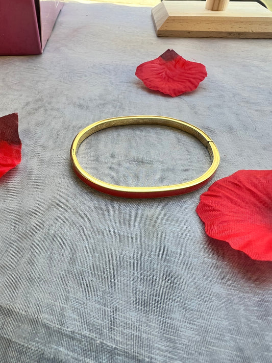 Bracelet, contour rouge