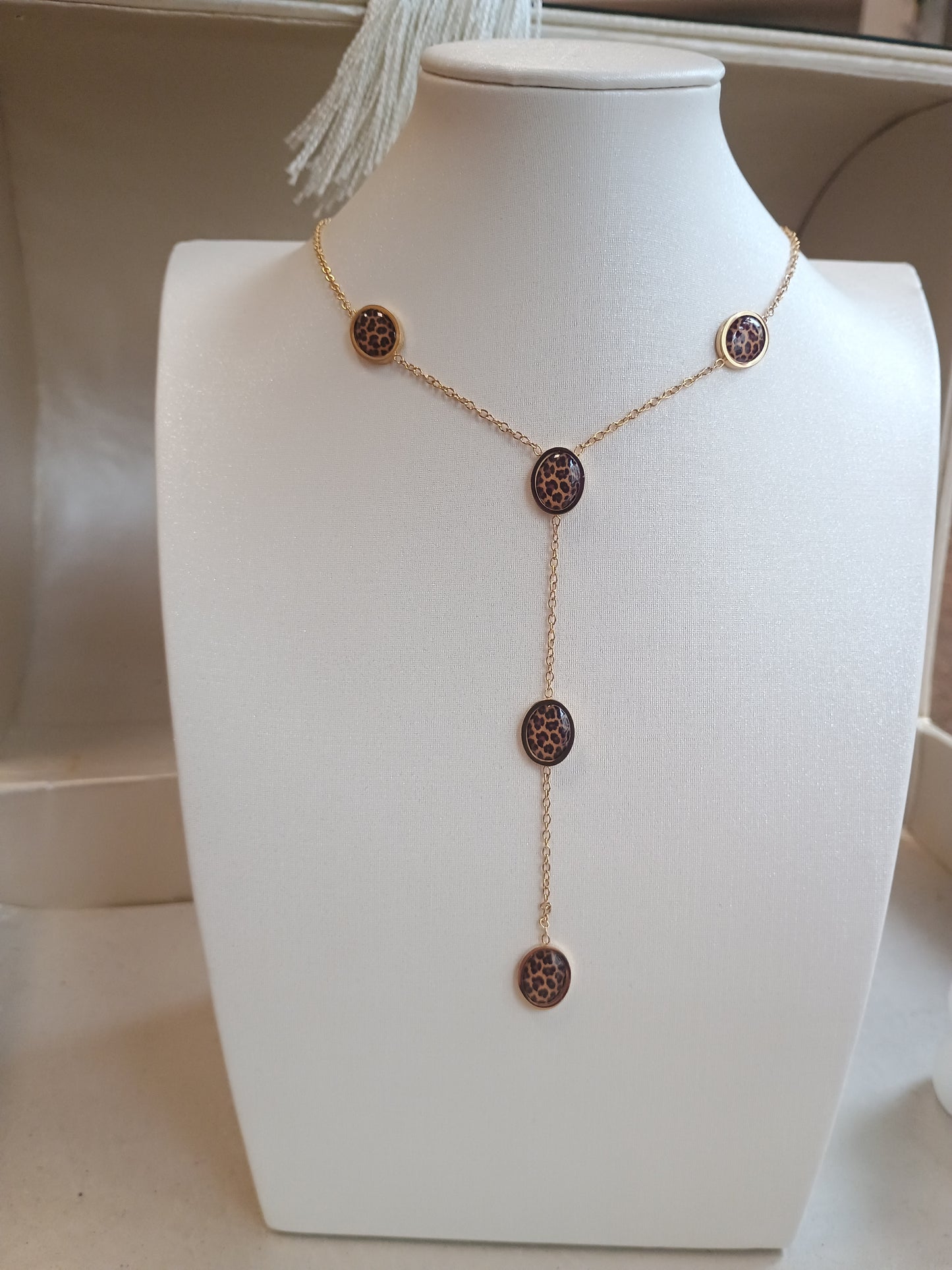 Collier lea